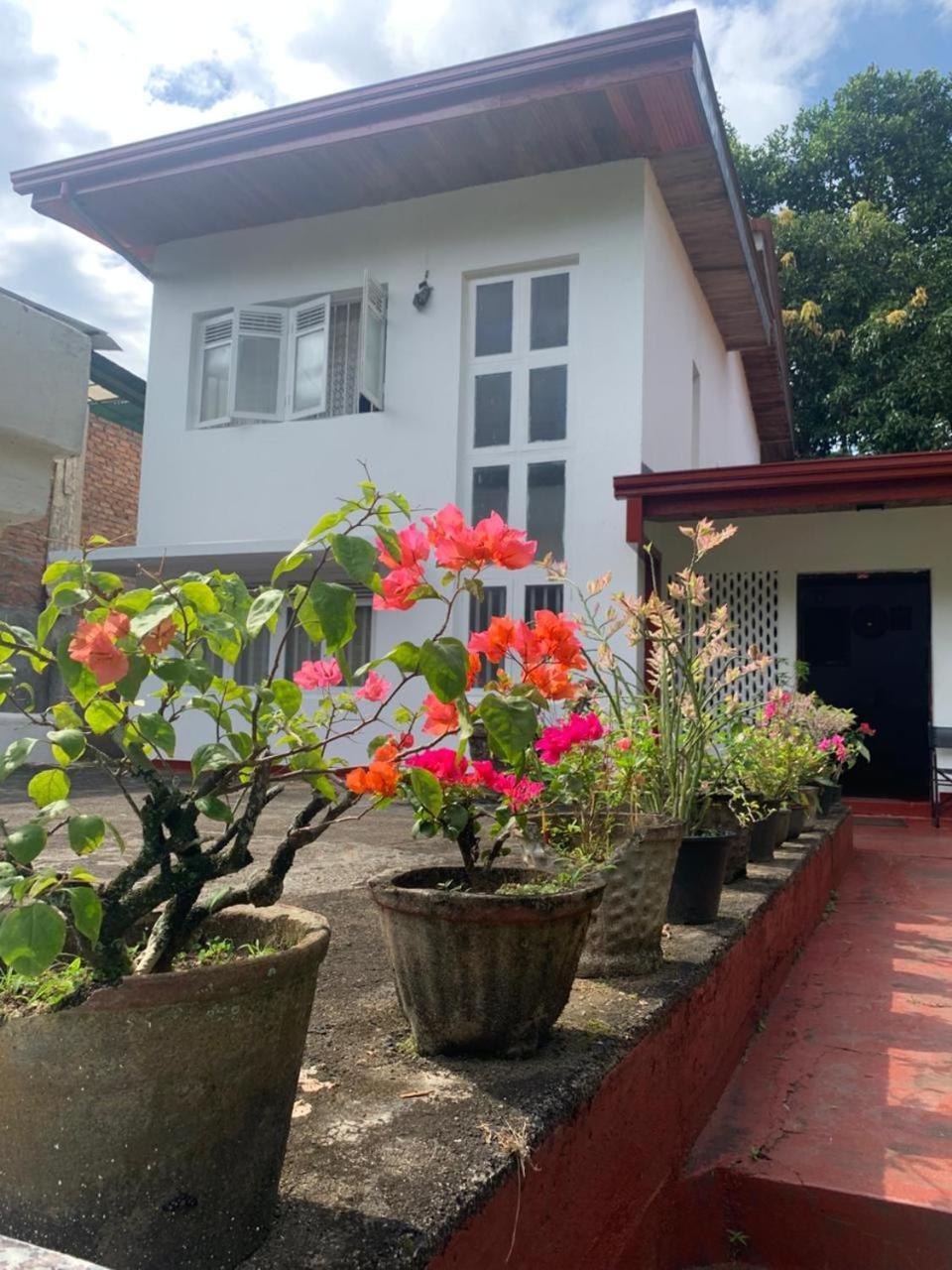 No 06 Veediya Bandara Lane Bahirawakanda Guest House Kandy Exterior photo